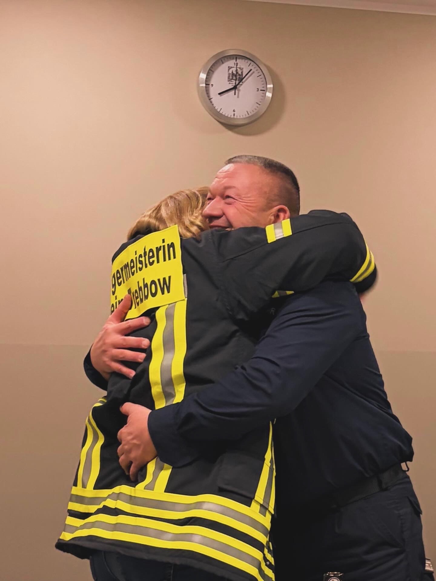 Dr. Anne Ringlepp mit einem Feuerwehrmann – Bürgermeisterin Klein Trebbow